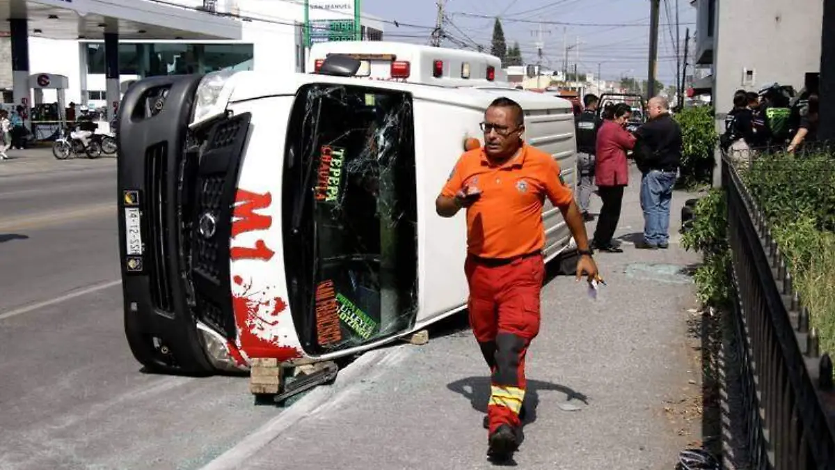 Choque entre dos unidades de transporte público deja al menos 10 lesionados